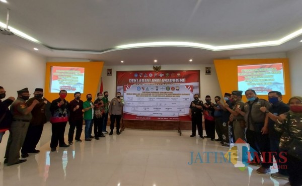 Kapolres Malang AKBP Hendri Umar saat bersama perwakilan ormas usai penandatanganan deklarasi anti anarkisme, Jumat (16/10/2020). (Foto: Tubagus Achmad/MalangTIMES)