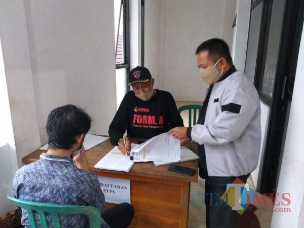 Ketua Bawaslu Banyuwangi, Hamim saat melakukan supervisi penerimaan Pengawas TPS