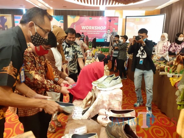 Suasana pameran dalam Workshop Recovery Ekonomi dari Diskopindag Kota Malang, Jumat (16/10). (Arifina Cahyanti Firdausi/MalangTIMES).
