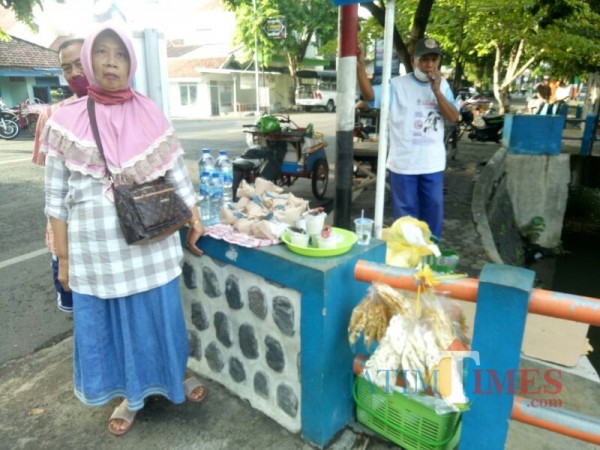 Pedagang yang masih bertahan berjualan dipintu masuk (Foto : Moch. R. Abdul Fatah / Jatim TIMES)