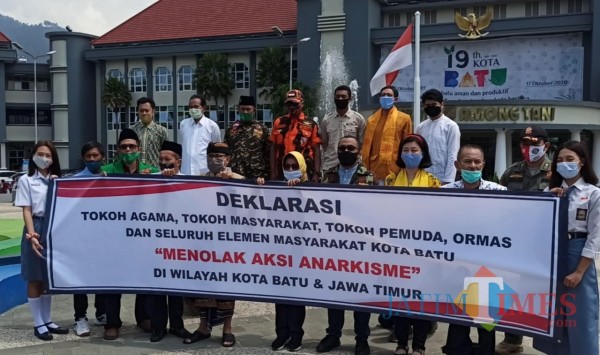 Pemkot Batu bersama ormas saat mengucapkan deklarasi bersama di taman Balai Kota Among Tani, Jumat (16/10/2020). (Foto: Irsya Richa/ MalangTIMES)