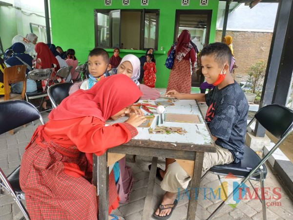 Penyandang disabilitas saat menata puzzle. (Hendra Saputra)