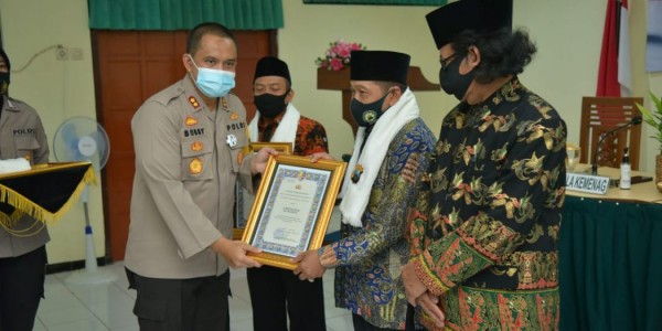 Penyerahan piagam dan pemakaian sorban secara simbolis kepada perwakilan Da'i Kamtibmas yang dilakukan oleh Bobby