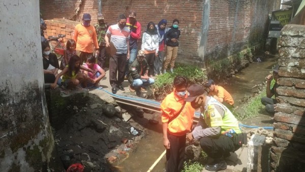 Petugas gabungan saat melakukan upaya pencarian hilangnya balita asal Bululawang (Foto : Istimewa)