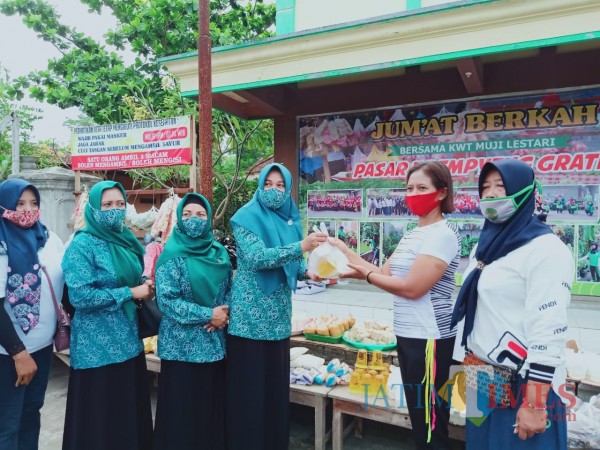 Pjs Ketua TP PKK Kab Blitar Ny Wilis Budi Santosa berbagi bersama KTW Desa Rejowinangun dalam giat Jumat Berkah