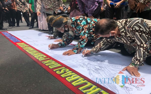 Sejumlah peserta bubuhkan tanda tangan / Foto : Istimewa / Tulungagung TIMES