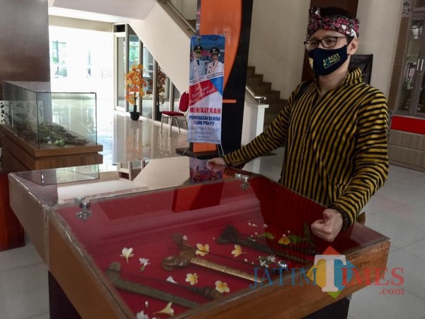 Sudarno saat menunjukkan keris sengkelar Sultan Agung dari abad ke-15 di Lobby Utama, Balai Kota Among Tani, Jumat (16/10/2020). (Foto: Irsya Richa/MalangTIMES)