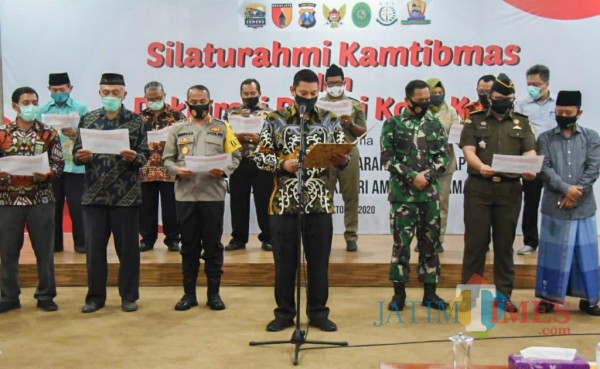 Walikota Kediri membacakan deklarasi cinta damai. (eko arif s/Jatimtimes)