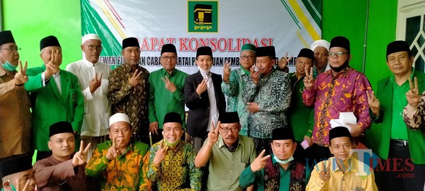 Foto bersama usai kegiatan penyerahan SK Plt dan Ta'aruf DPC PPP Sumenep dari DPW PPP Jatim. (Foto: Syaiful Ramadhani/JatimTIMES)