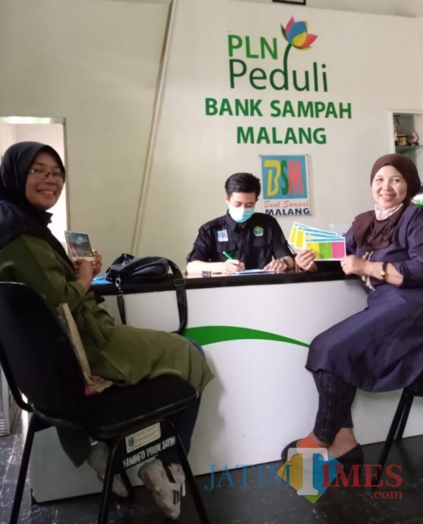 Ketua BSU Eltari Cemorokandang, Yusuf (kerudung coklat) saat menerima nasabah baru (DLH Kota Malang for MalangTIMES)