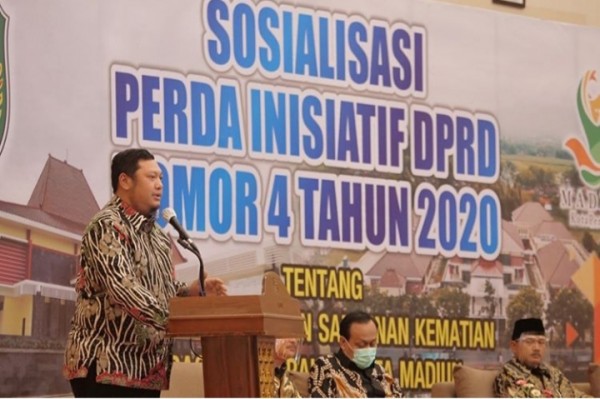 Ketua DPRD Andi Raya saat sosialisasikan PERDA Nomor 4 tahun 2020 di Sun Hotel Madiun.