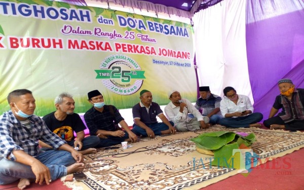 Para aktivis dan eks Buruh Maska Perkasa Jombang di acara silahturahmi. (Foto : Adi Rosul / JombangTIMES)