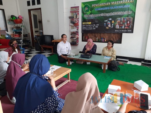 Pelatihan pemasaran online digelar oleh Dosen Unisba Blitar di Kelurahan Pakunden