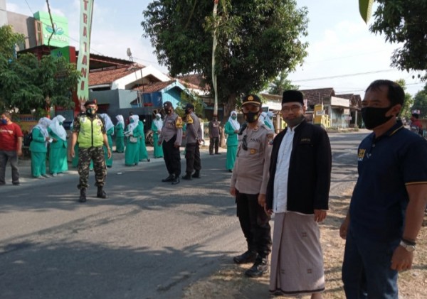 Pengurus fatayat NU Kecamatan Wonoasri bersama kapolsek