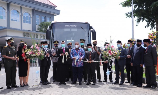 Penyerahan Bus Damri kepada Pemkot Batu di halaman Balai Kota Among Tani, Sabtu (17/10/2020). (Foto: istimewa)