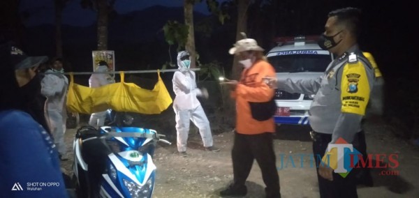 Petugas ber APD saat mengevakuasi mayat Mr. X yang ditemukan di Gunung Manggar Wuluhan Jember (foto : Ulum / Jatim TIMES)