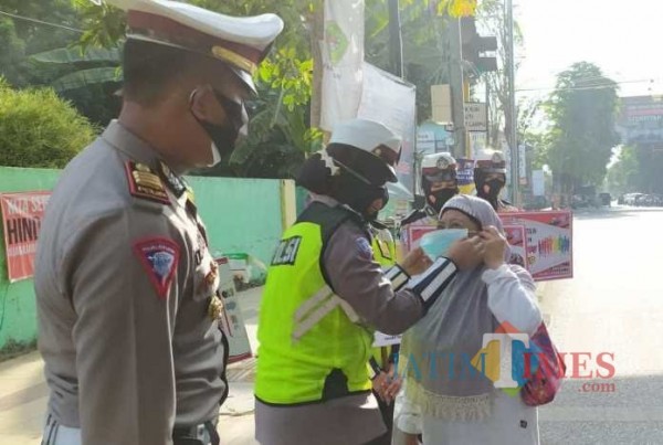 Petugas dari Polres Pamekasan saat melaksanakan Razia masker bagi masyarakat di Pamekasan (Foto:Ist/JatimTimes.com)