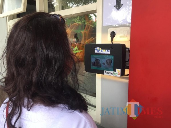 Salah satu orang saat melakukan pengecekan di Cluster Control New Normal di Desa Pandanrejo, Sabtu (17/10/2020). (Foto: Irsya Richa/MalangTIMES)