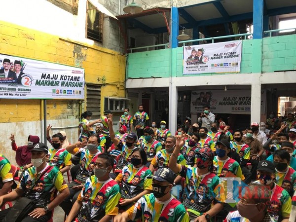 Suasana kegiatan sapa warga oleh Machfud Arifin di rusun kawasan Menanggal, Surabaya. (Foto: Dokumen JatimTIMES)