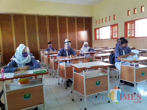 Suasana simulasi sekolah tatap muka siswa SMP N 8 Malang di tengah pandemi Covid-19. (Arifina Cahyanti Firdausi/MalangTIMES).