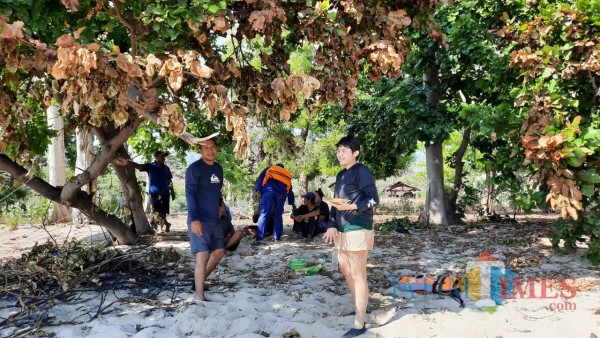 Tim SAR saat mengevakuasi dua penumpang Jet Sky yang mengalami mati mesin di Pantai Bama Kabupaten Situbondo (Nurhadi Banyuwangi/ JatimTIMES)