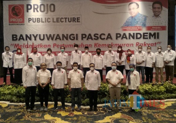 Bupati Banyuwangi bersama dengan pengurus Projo di Hotel El Royale Banyuwangi (Nurhadi Banyuwangi Jatim Times)