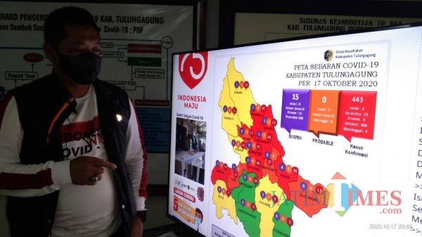 Jubir Gugus Tugas Percepatan Penanganan Covid 19 Tulungagung, Galih Nusantoro saat menjelaskan peta sebaran Covid 19 (Joko Pramono for Jatim TIMES)