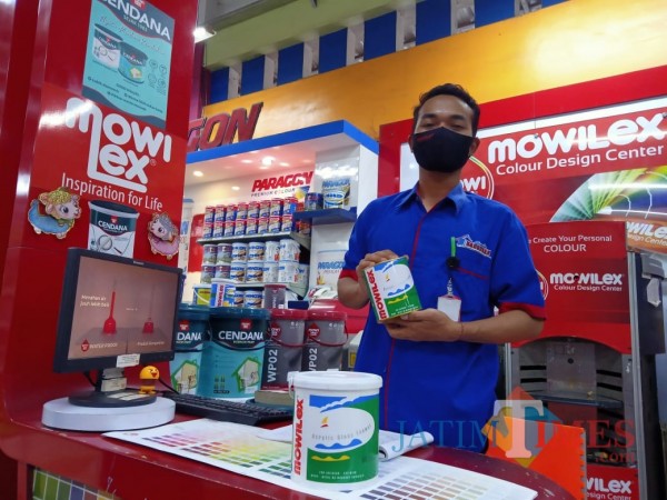 Karyawan Graha Bangunan menunjukkan cat Mowilex Acrylic Gloss Enamel.(Foto : Aunur Rofiq/BlitarTIMES)