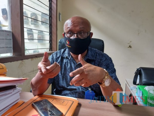 Koordinator Penanganan Pelanggaran Bawaslu Kabupaten Malang George da Silva saat ditemui awak media di ruang kerjanya. (Foto: Tubagus Achmad/MalangTimes)