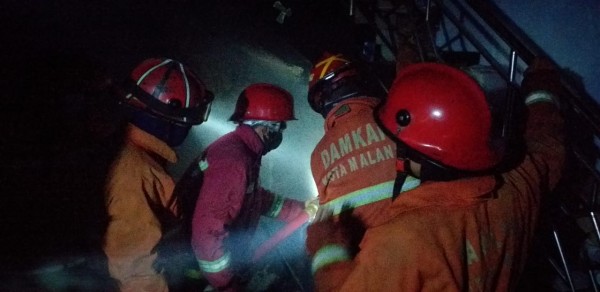 Petugas damkar Kota Malang saat berupaya memadamkan api di Gadang. (Ist)