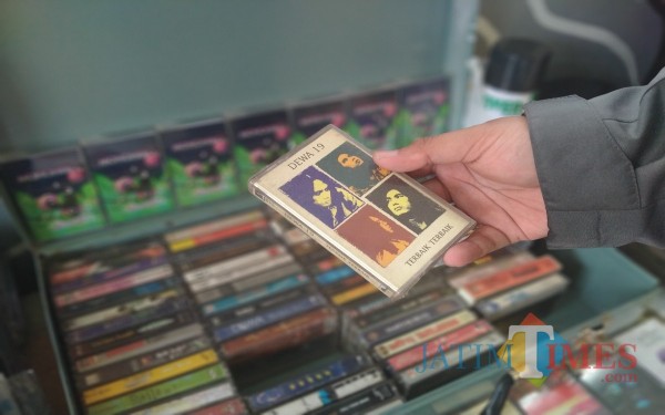 Salah satu kaset pita berisi rekaman musik Band Dewa 19 yang dipajang untuk dijual di Casette Store Day (Anggara Sudiongko/MalangTIMES)