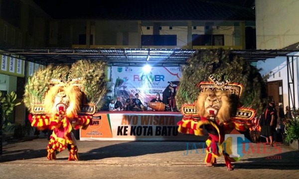 Salah satu kesenian reaog ponorogo yang ditampilkan di Kelurahan Dadarprejo, Kecamatan Junrejo, Sabtu (17/10/2020) malam. (Foto: Istimewa)