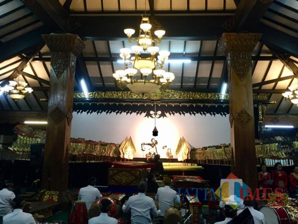 Ki Afrian Syahputra saat memulai Pagelaran Wayang Kulit Virtual ‘Asmara Bumi’ di di Rumah Dinas Wali Kota Jalan Panglima Sudirman, Desa Pesanggarahan, Kecamatan Batu, pada Sabtu (17/10/2020) malam. (Foto: Irsya Richa/MalangTIMES)