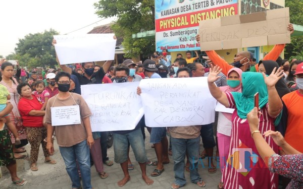 Aksi unjuk rasa warga Desa Sumberagung, Kecamatan Megaluh, Jombang (Foto: Adi Rosul/ JombangTIMES)