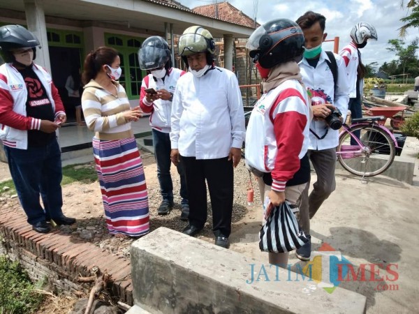 Calon Bupati Malang Sanusi (tengah) saat mengunjungi para warga yang mengeluh soal pembangunan infrastruktur limbah (Ashaq Lupito)