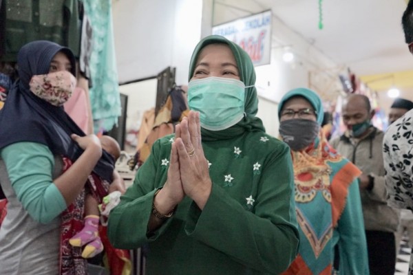 Calon Bupati (cabup) Lathifah Shohib saat menyapa masyarakat Kabupaten Malang, Senin (19/10/2020). (Foto: Dok. Malang Bangkit)