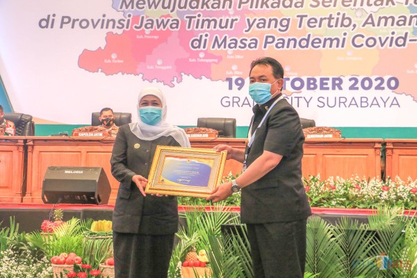 Gubernur Khofifah menyerahkan Opini WTP dari BPK kepada Pjs Wali Kota Blitar Jumadi