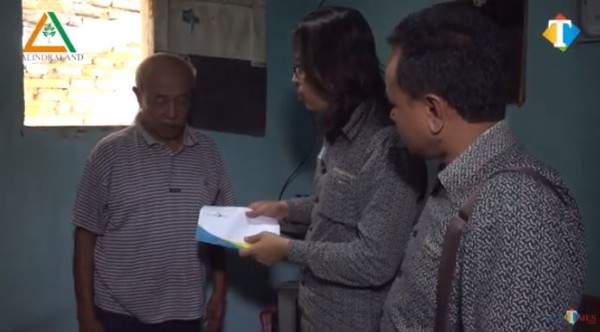 Kakek hidup sebatang kara di rumah sempit nan kotor. (Foto: YouTube Jatim TIMES Network)