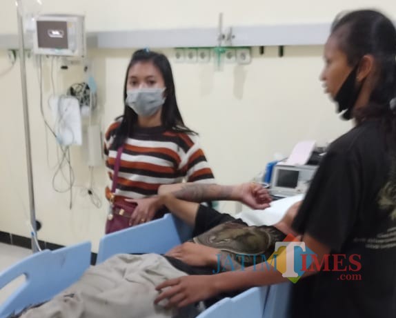 Korban Ajie dirawat di rumah sakit setelah dianiaya dan ditusuk pelaku.