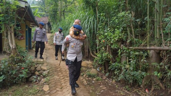 Pasiyanma Yon B Pelopor Satbrimob Polda Jatim Iptu Nono Sugiono,S.H menggendong Mbok Ati (dok Satbrimob Polda Jatim)