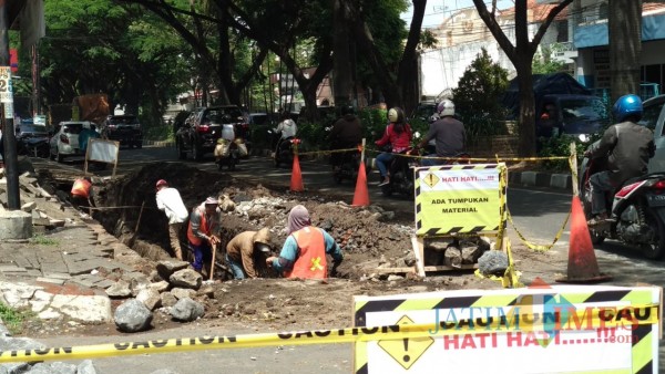 Pembenahan gorong-gorong di Jl. Danau Toba Raya Sawojajar (Pipit Anggraeni/MalangTIMES).