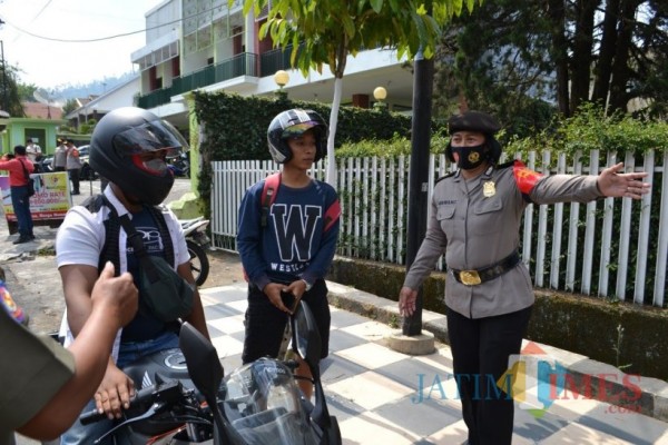 Pengendara didapati tidak menggunakan masker saat di Jalan Trunojo, Kecamatan Batu. (Foto: Irsya Richa/MalangTIMES)