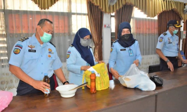 Petugas Lapas kelas I Lowokwaru Malang saat memeriksa barang bawaan keluarga narapidana (Humas LP Kelas I Lowokwaru Malang)