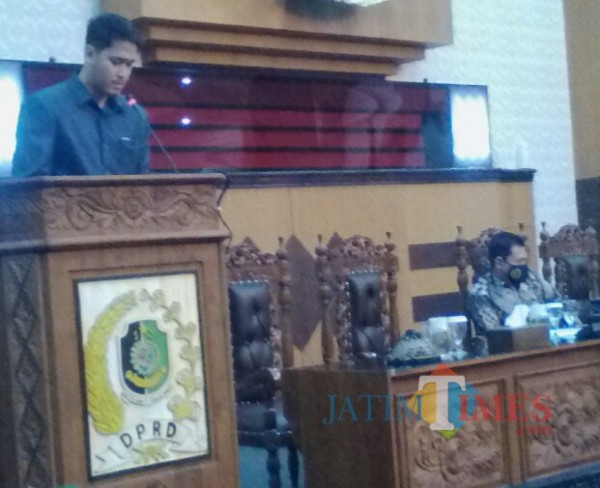 Ricco Antar Budaya, Jubir Fraksi Partai Demokrat saat menyampaikan PU fraksi di Gedung DPRD Banyuwangi Nurhadi Banyuwangi Jatim Times
