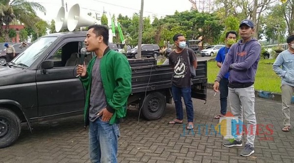 Tampak, aktivis Gelora Bangkalan saat orasi di halaman Disperinaker Bangkalan (foto/ Redaksi BangkalanTimes.com)