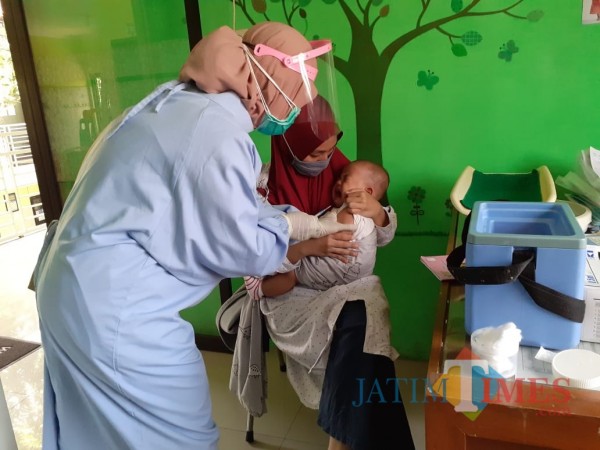 Petugas Kesehatan saat memberikan layanan imunisasi di Puskesmas Mulyorejo. (Arifina Cahyanti Firdausi/MalangTIMES)