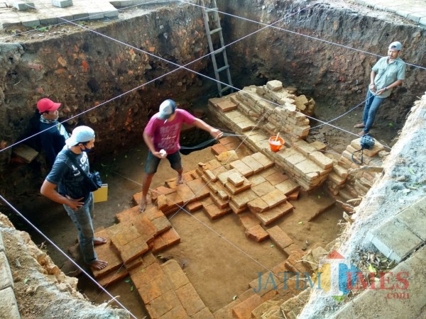 BPCB Jatim melakukan ekskavasi Candi Gedog.(Foto : Malik Naharul/BlitarTIMES)