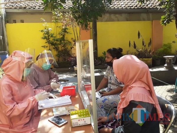 Pelayanan Kesehatan kepada masyarakat di masa Pandemi Covid-19 di di Puskesmas Kedungkandang. (Arifina Cahyanti Firdausi/MalangTIMES).