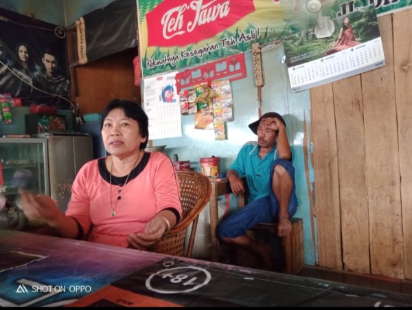 Bu Sulastri dengan keponakannya saat menunggu pembeli di warungnya Warung Kopi Mbah No Bon. (Foto: Dokumen JatimTIMES)
