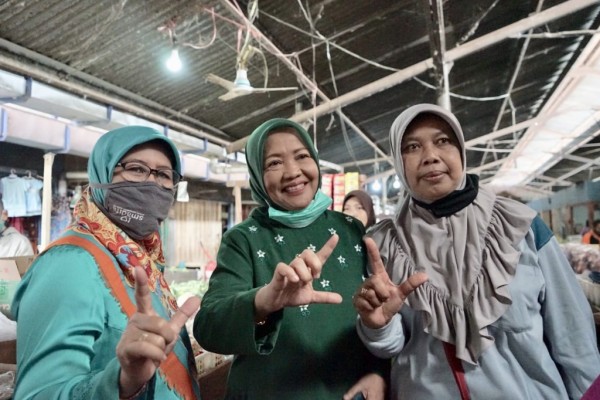 Calon Bupati Malang, Lathifah Shohib (tengah) saat mengunjungi Pasar Tradisional di Kabupaten Malang. (Foto: Dok. Malang Bangkit)